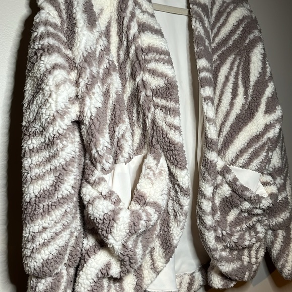 Buttonless oversize jacket - Picture 4 of 5